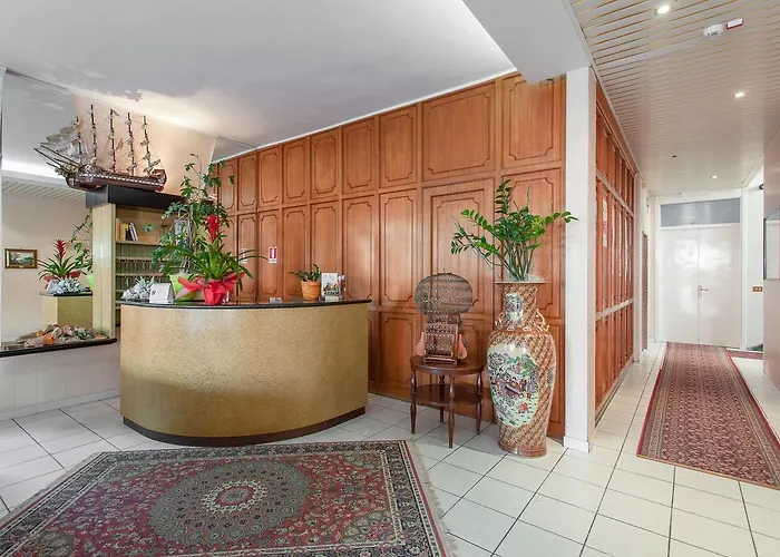 מלון Hotel Benvenuti 3*